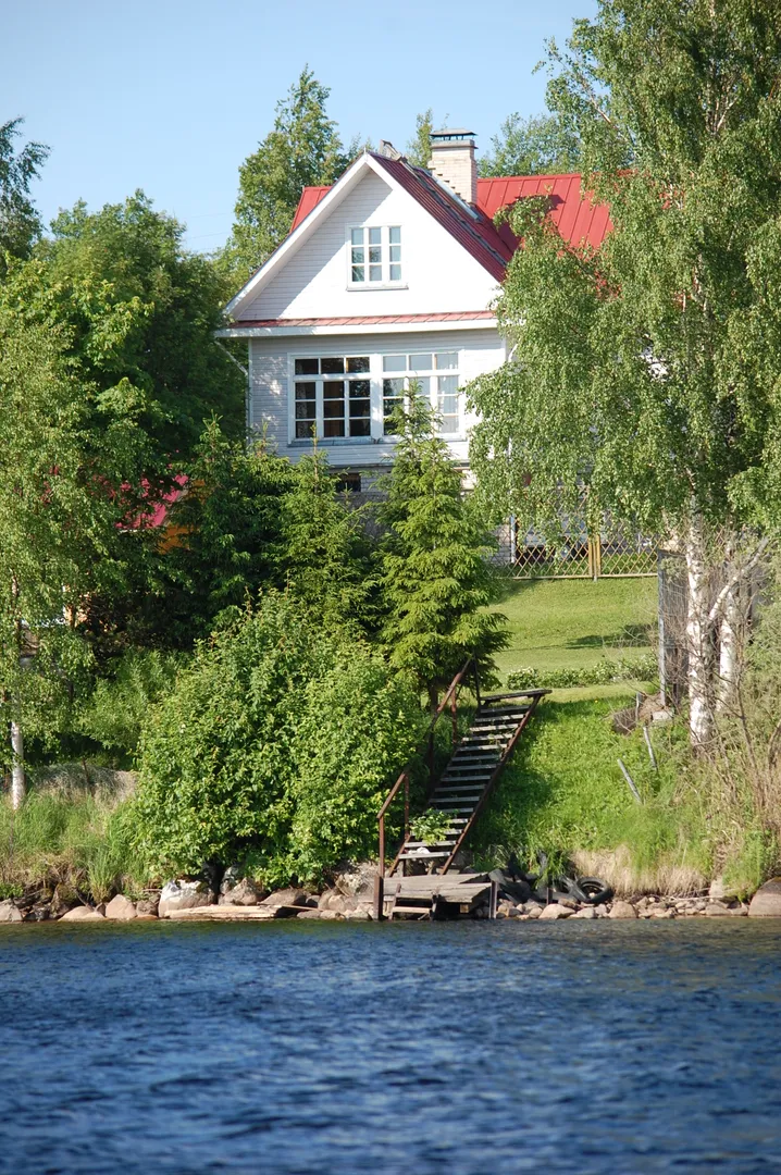 Вид на дом с озера
