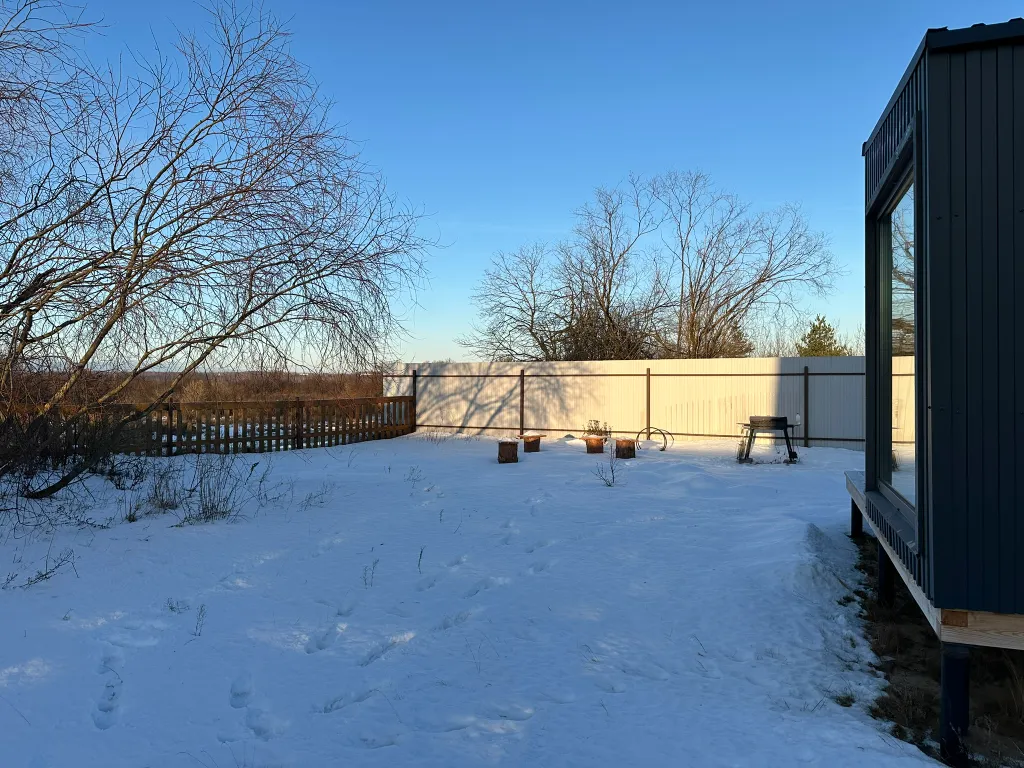 Современный дом на самом берегу реки