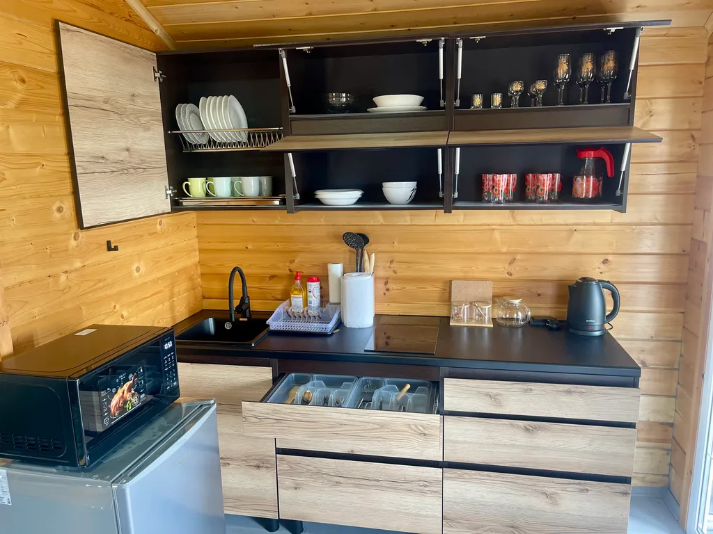 Новый деревянный домик у моря