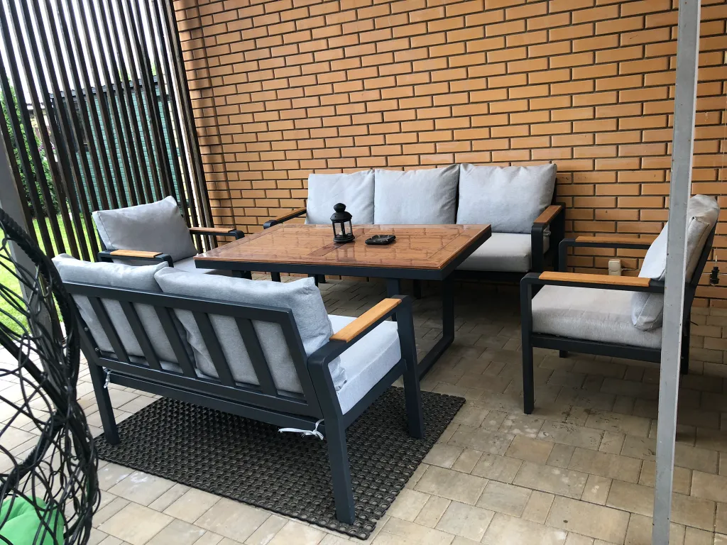 Таун-хаус в современном районе частной застройки