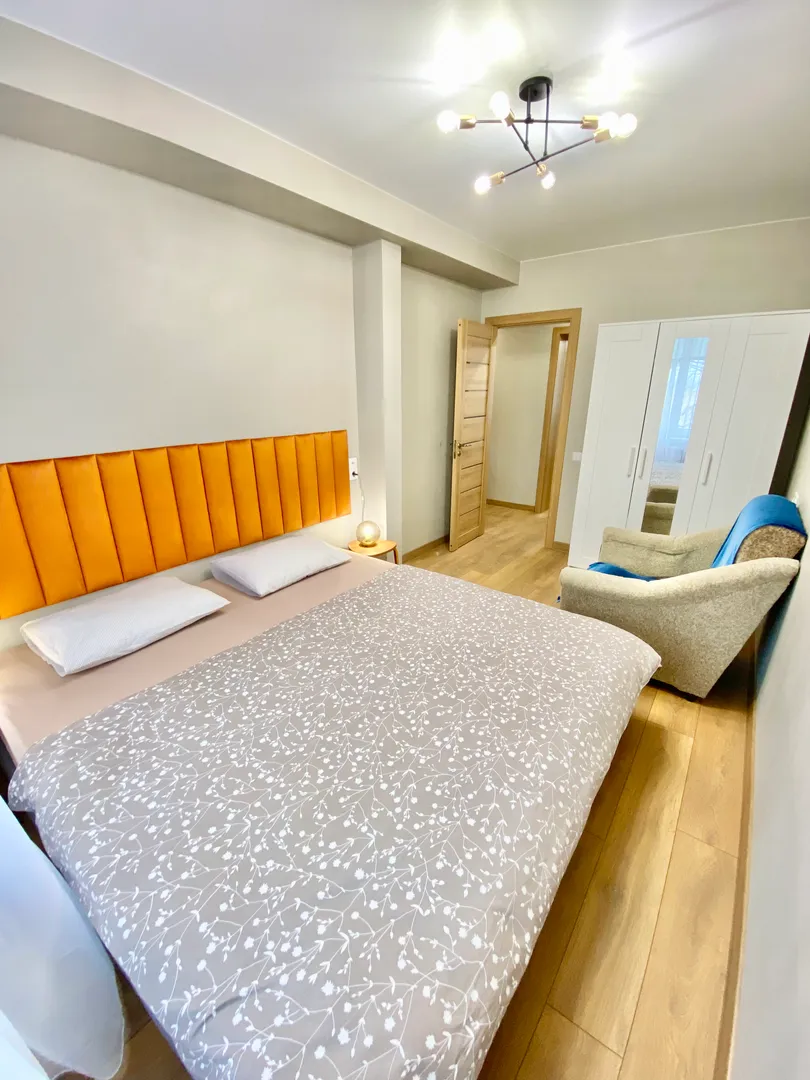 «Оранжевая спальня». Кровать шириной 180 см и кресло-кровать 80х-190см