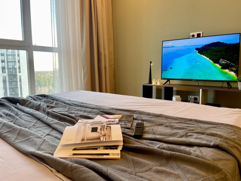 Новая квартира с кроватью возле панорамного окна, высокий этаж