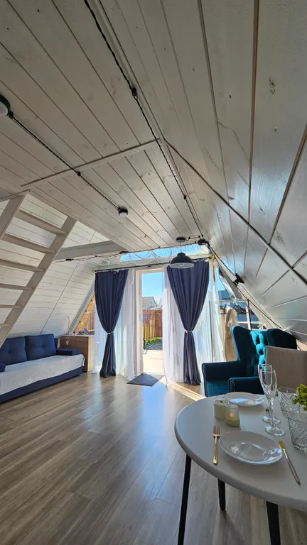 Уютный дом в стиле Афрейм в черте города