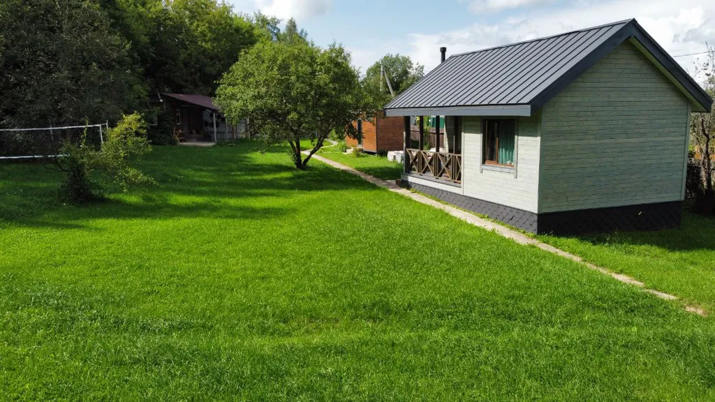 Уютный дом в лесу рядом с речкой