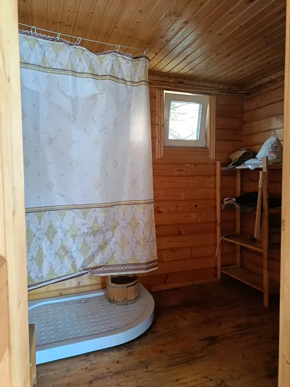 Коттедж с французскими окнами на участке с соснами и берёзами