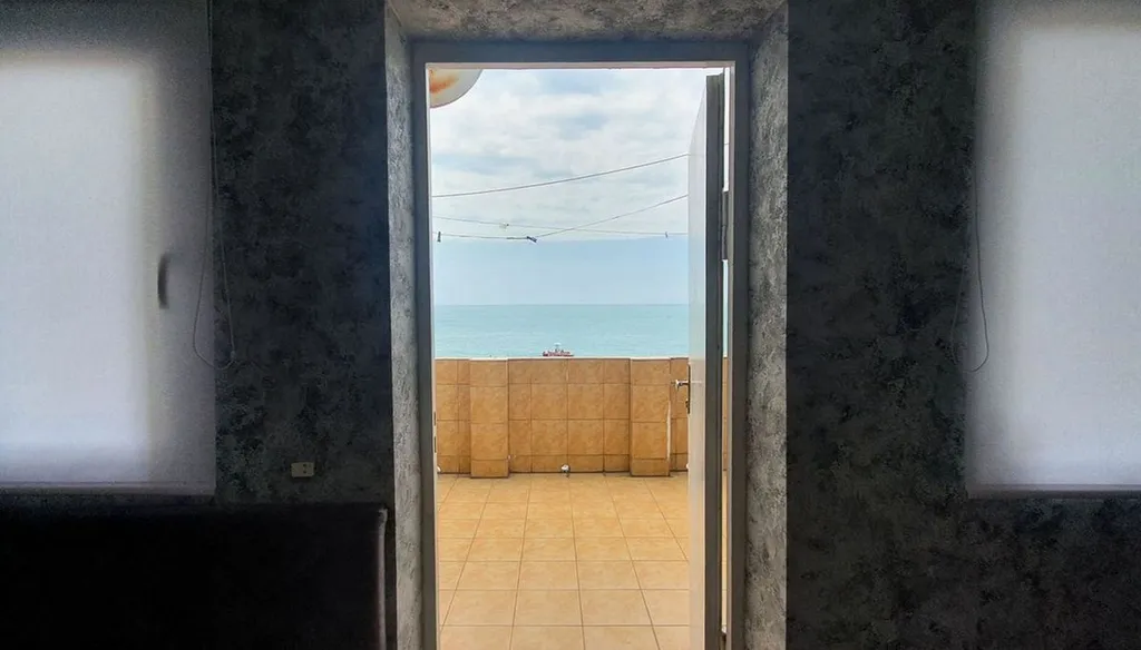 Эллинг на берегу и видом на моря