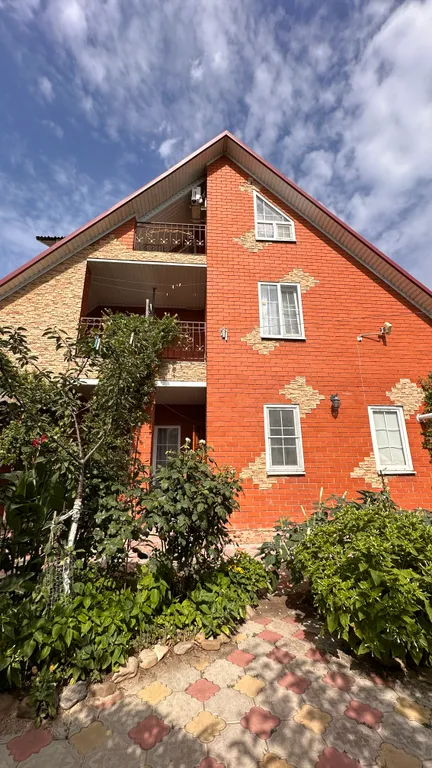 Благоустроенная комната в коттедже с балконом