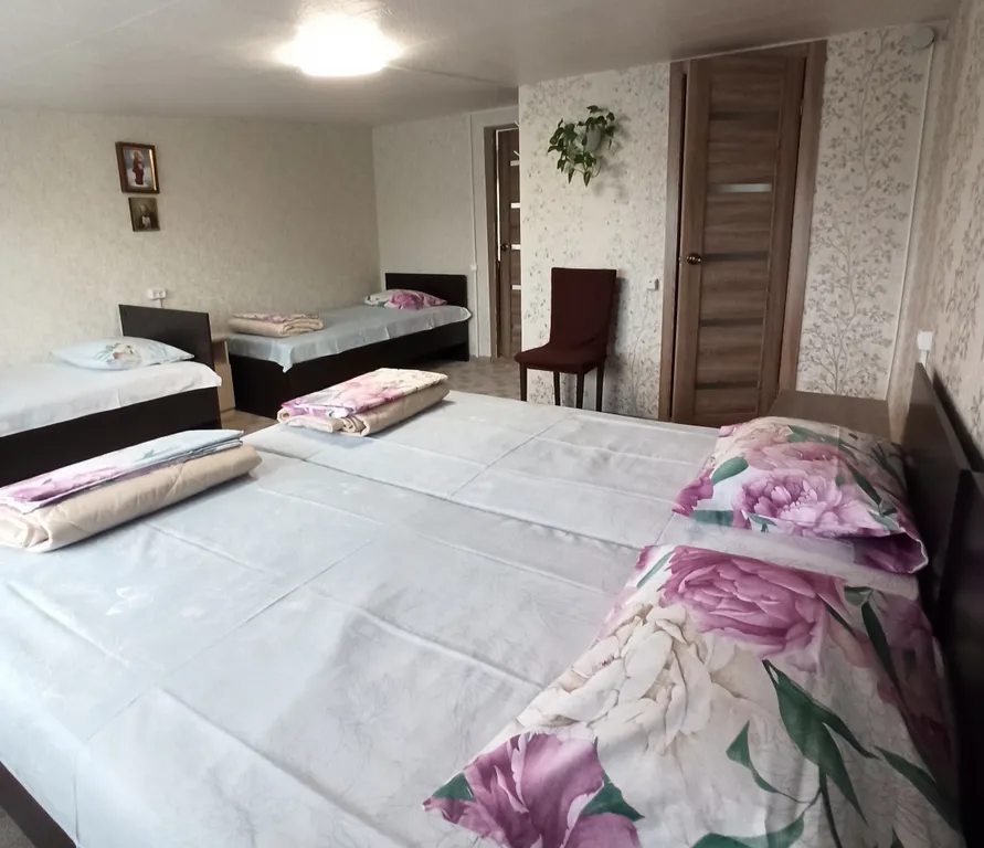 Семейный номер с санузлом (1 двуспальная  и 3 односпальные  кровати)