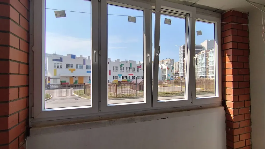 Уютная квартира в стиле лофт с комфортной кроватью и угловым диваном