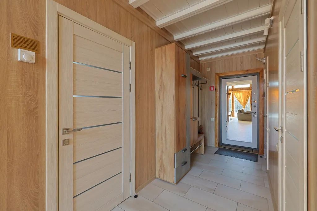 Современный двухэтажный дом из натурального дерева, с большими окнами