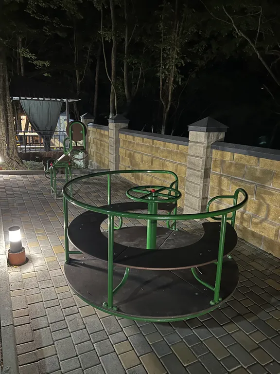 Домик в лесу с верандой и видом на море