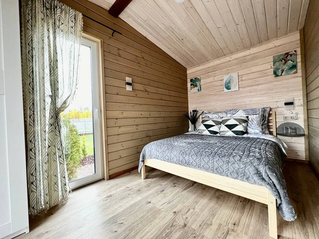 Уютный домик Karhumökki в окружении соснового леса и озер, у Игоры