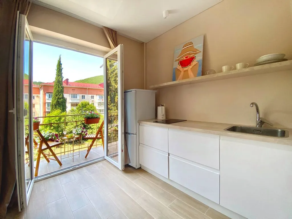 Дизайнерская 2-к квартира с французским балкончиком