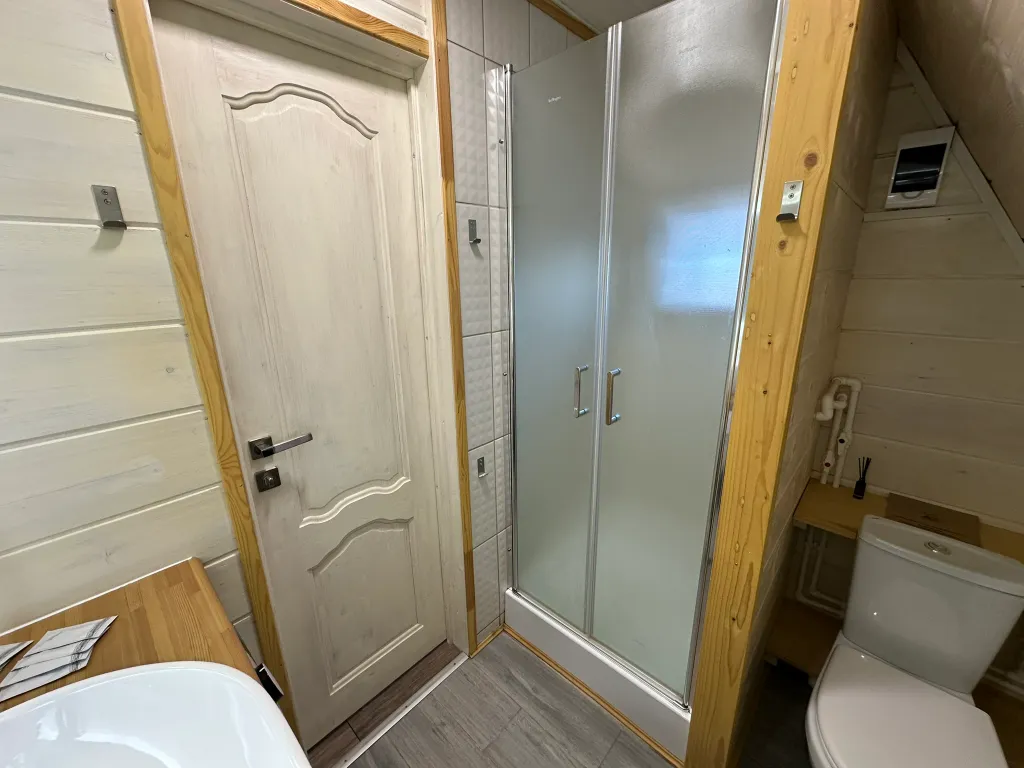 Дом в стиле A-frame на самом берегу реки