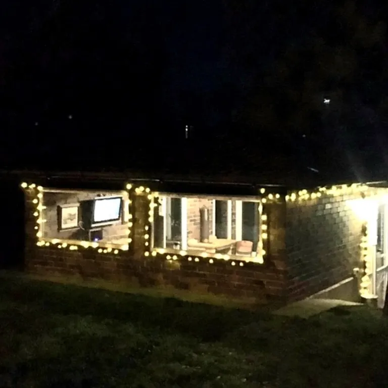 Дом с шикарной беседкой на озере