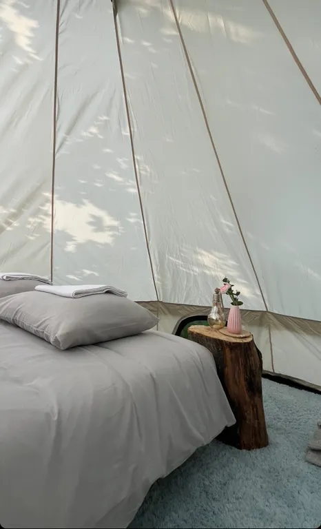 Уютный шатер среди деревьев на берегу озера