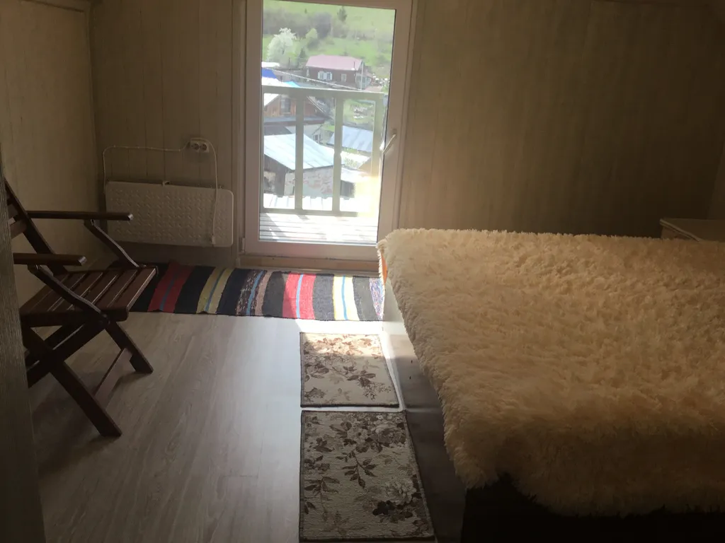 Эко-дом шале с камином на краю леса с видом на горную местность