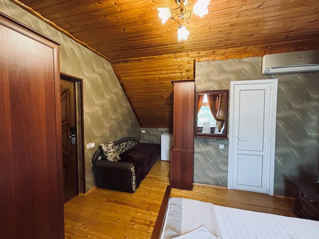 Улучшенный трёхместный деревянный, мансардный номер