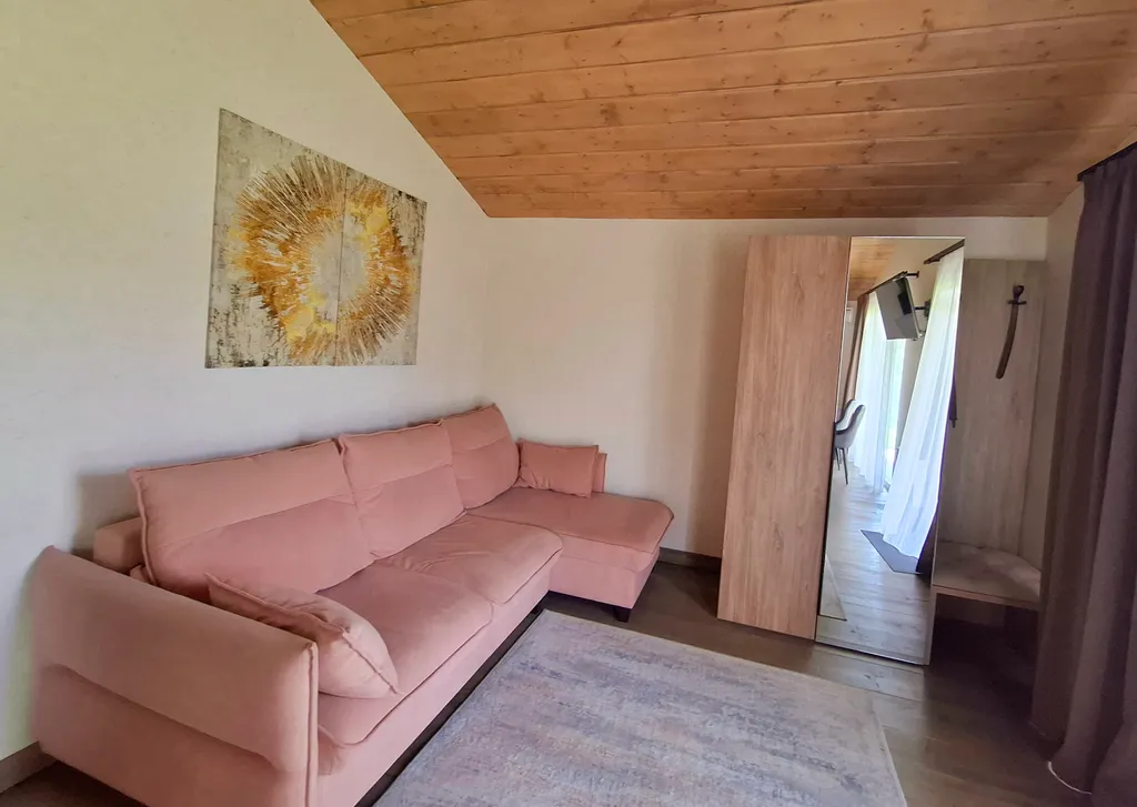 Просторный двухкомнатный коттедж в лесу у пруда