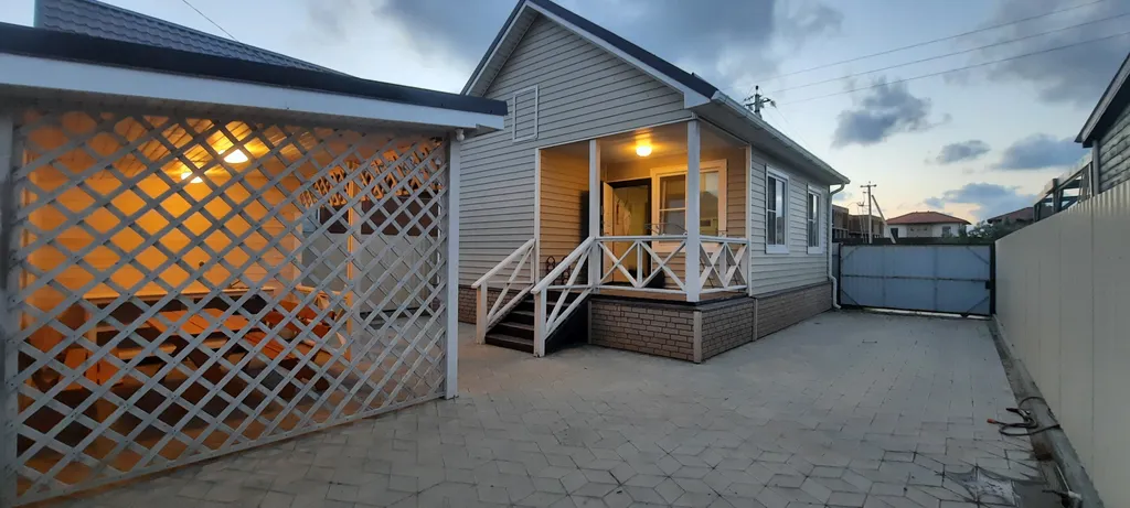 Коттедж с собственной территорией, большой беседкой и мангальной зоной