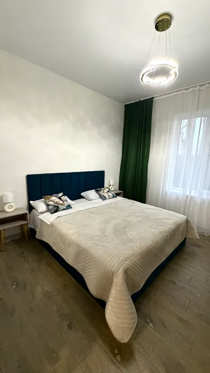 Уютный дом с панорамными окнами рядом с озером