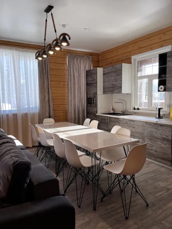 Усадьба в лесу с видом на горы