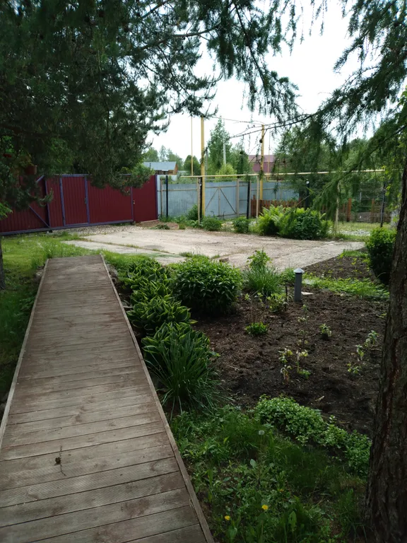 Уютный домик в деревне с выходом на веранду и ухоженным садом