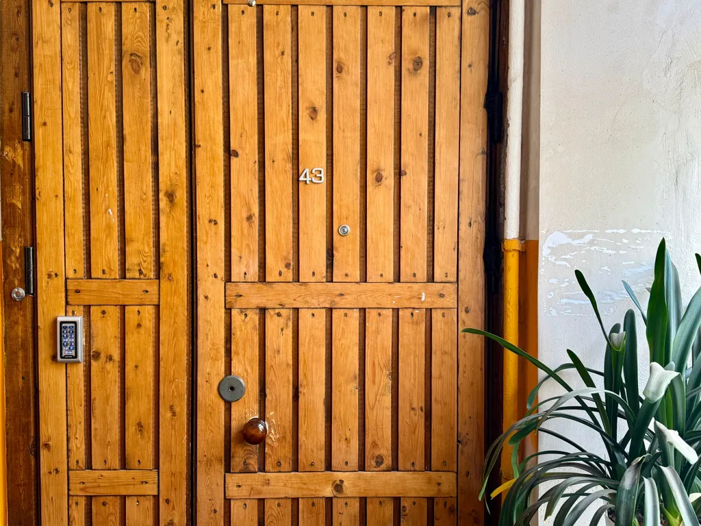 Уютная студия с кроватью на втором ярусе в центре