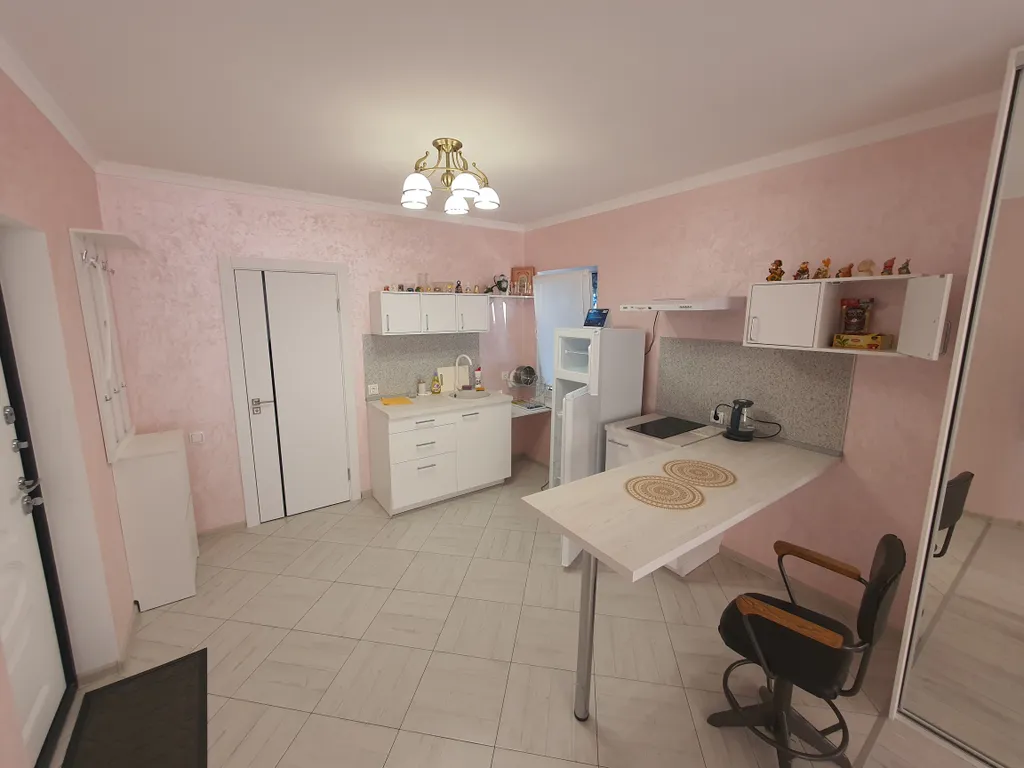 Апартамент-студия с видом на озеро Абрау