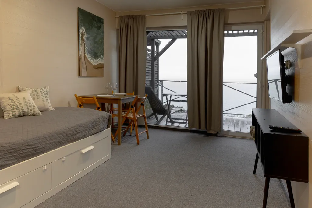 Четырехместный номер с террасой и видом на море.