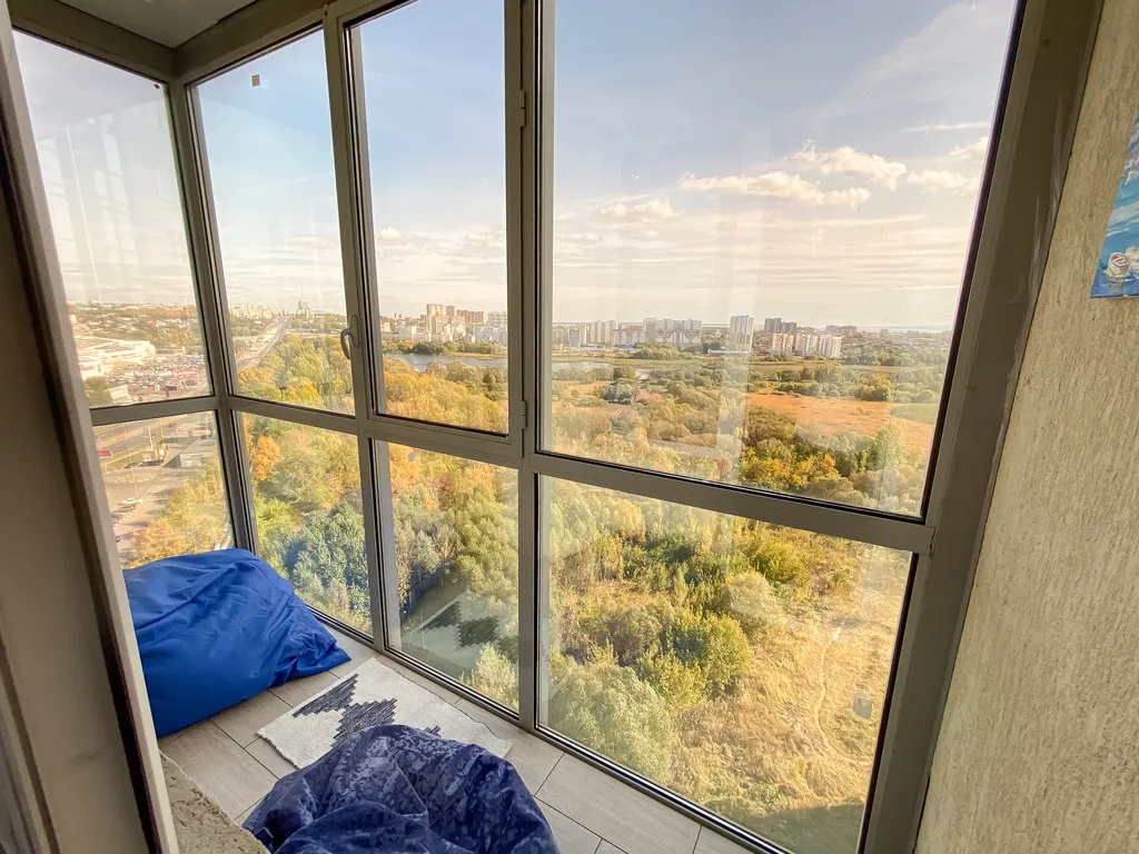 Двушка с камином и видом на реку у ТЦ Аквамолл