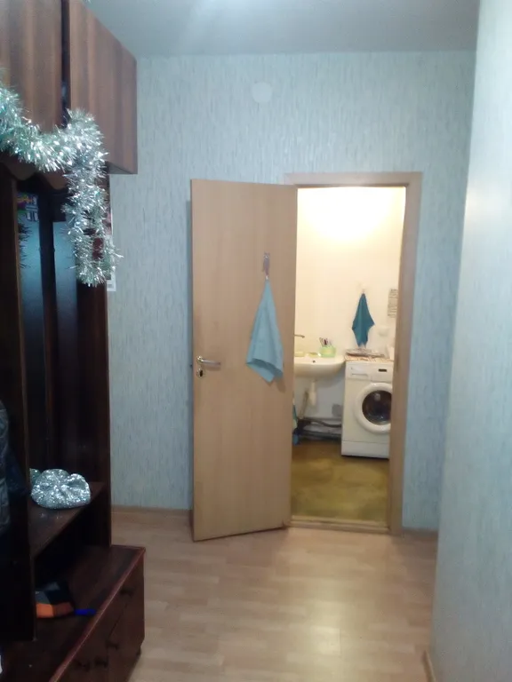 Комната с собственным балконом, где можно курить, электроплитой, вид Питер