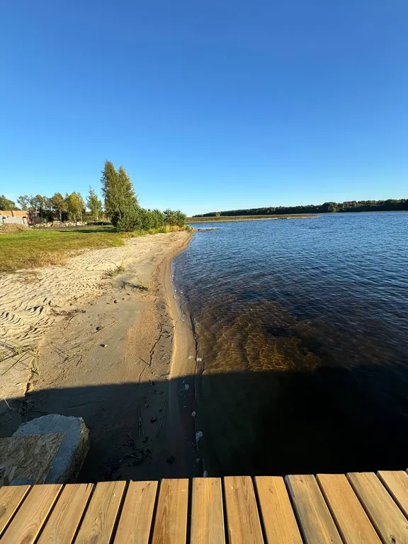 Дом на песчаном берегу озера