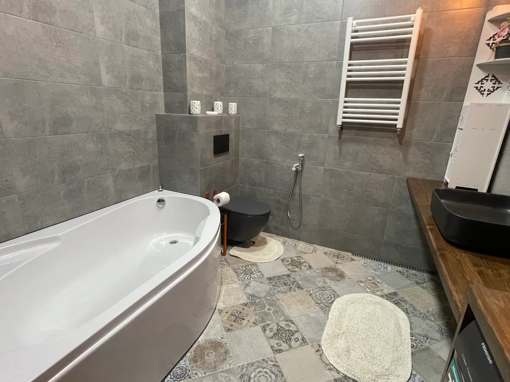 Stylish apartment with mountain and metro views