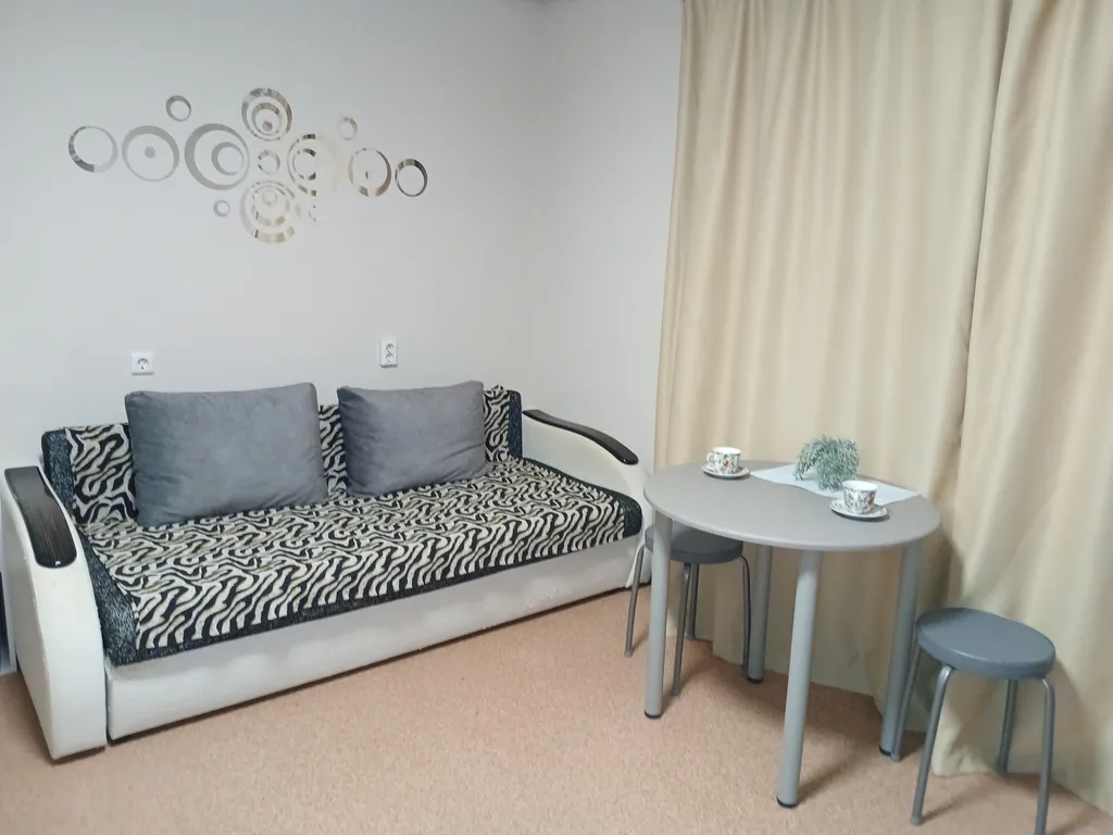 Уютная квартира-студия, с косметическим ремонтом в новом доме — аренда посуточно в Глазов