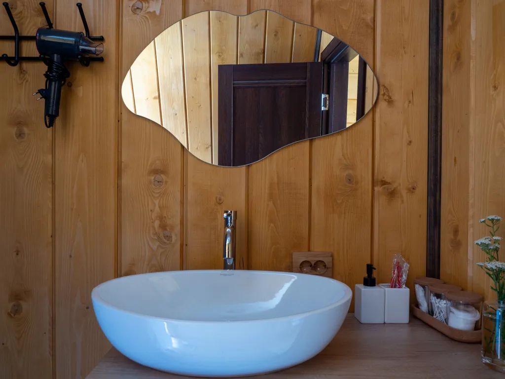 Уютный дом у озера