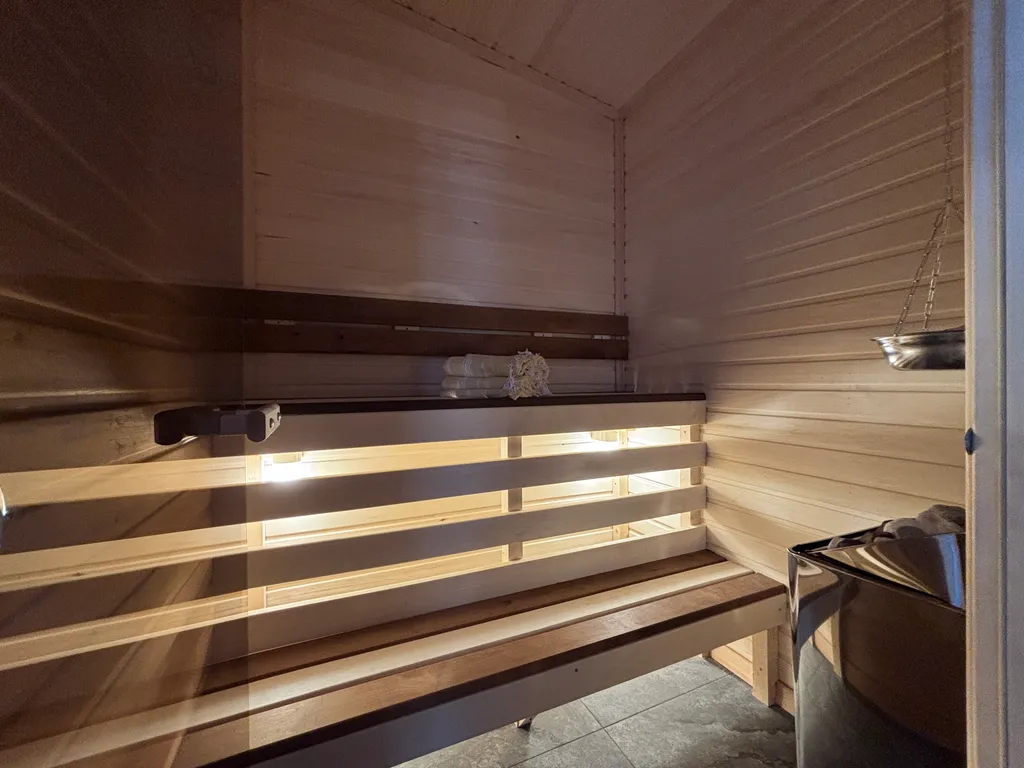 Уютный новый дом с сауной включена в стоимость и видом на озеро и лес