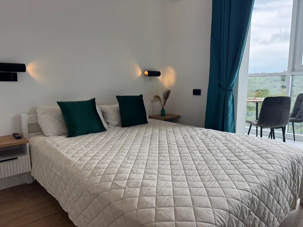 Новая студия с видом на море и дизайнерским ремонтом