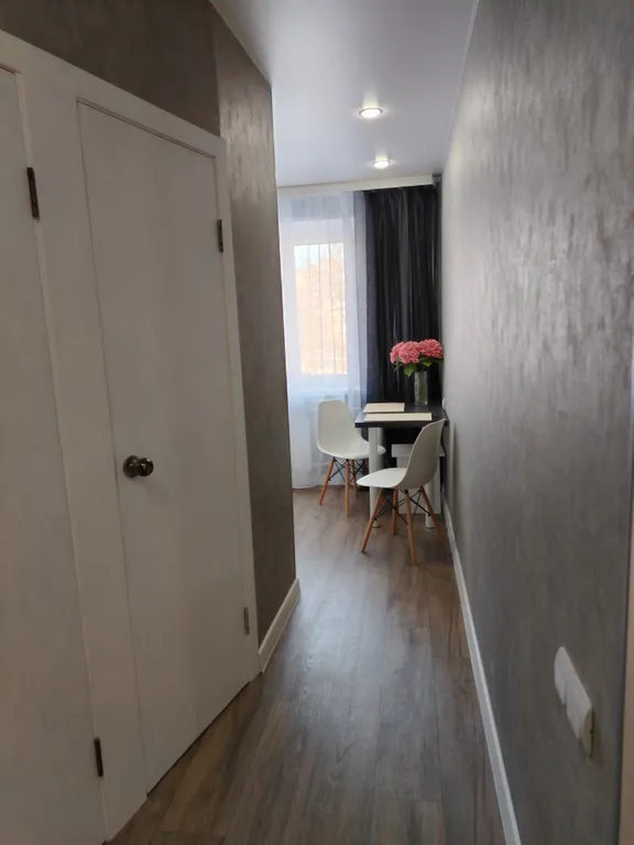 2-комнатная квартира в центре на втором этаже с застеклённым балконом