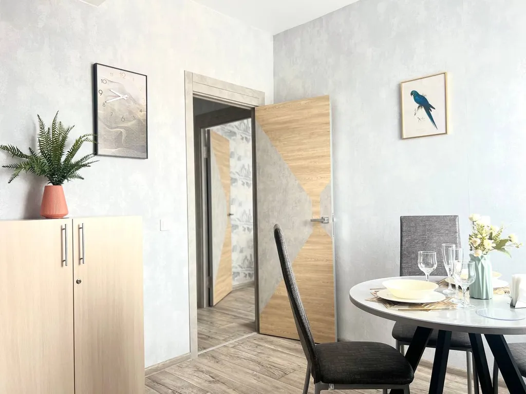 Новый апартамент с зоной отдыха на балконе