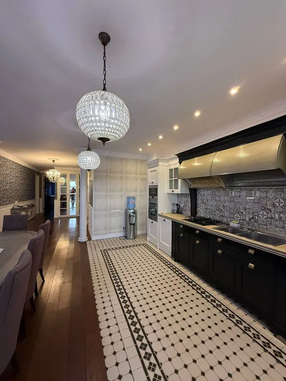 Квартира с видом на горы, город и храм Святого Георгия от Juls Apart