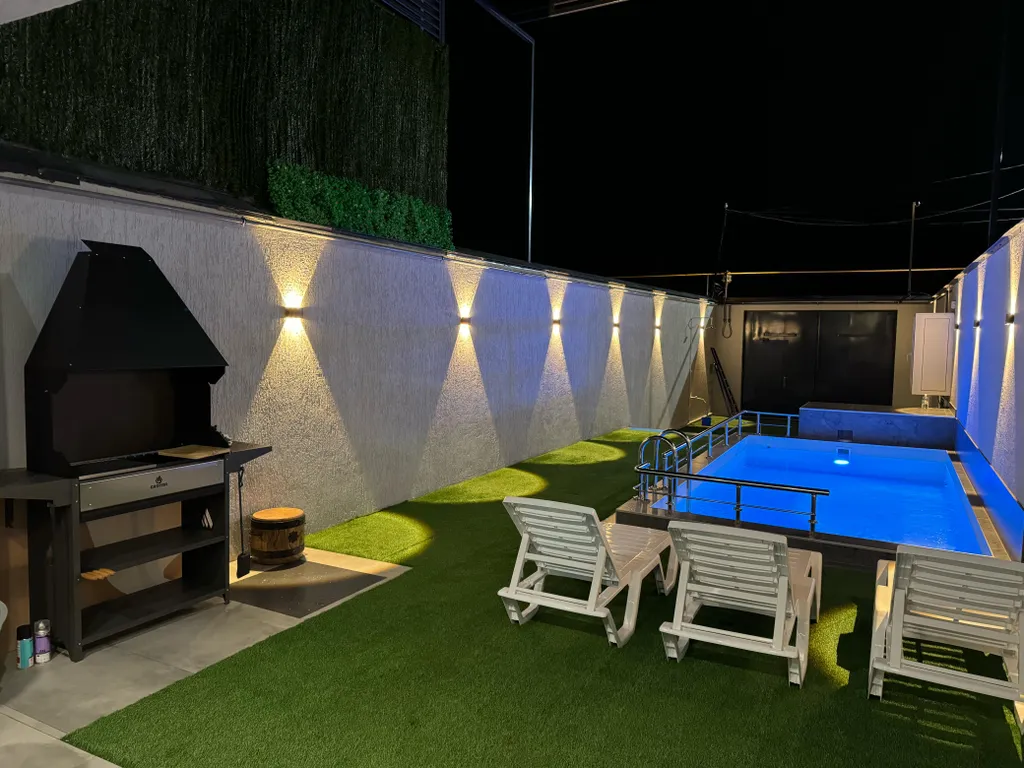 Шикарный дом с бассейном на берегу