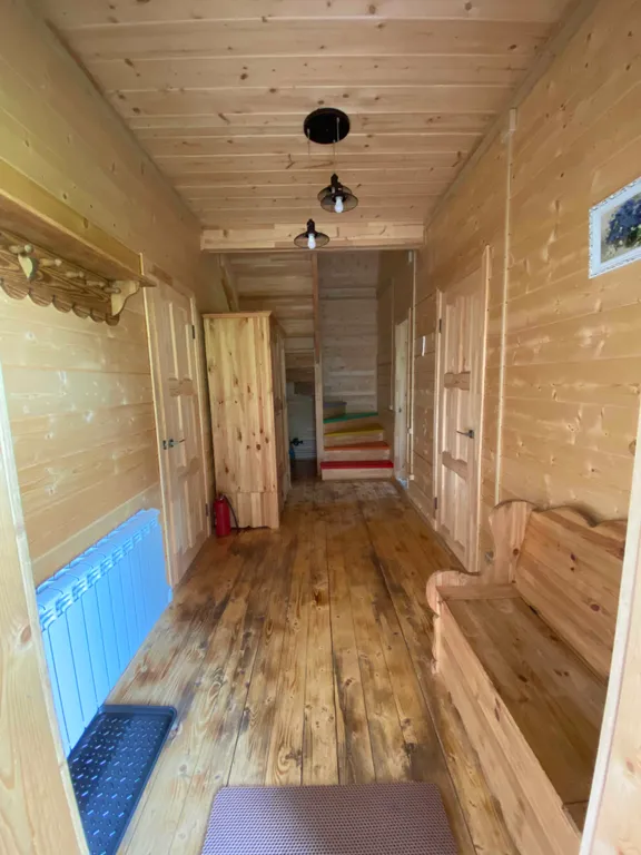 Деревянный дом на берегу реки с беседкой