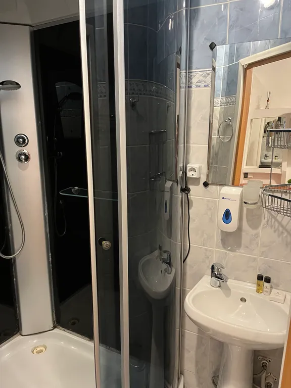 Уютная комната с видом на озеро Абрау