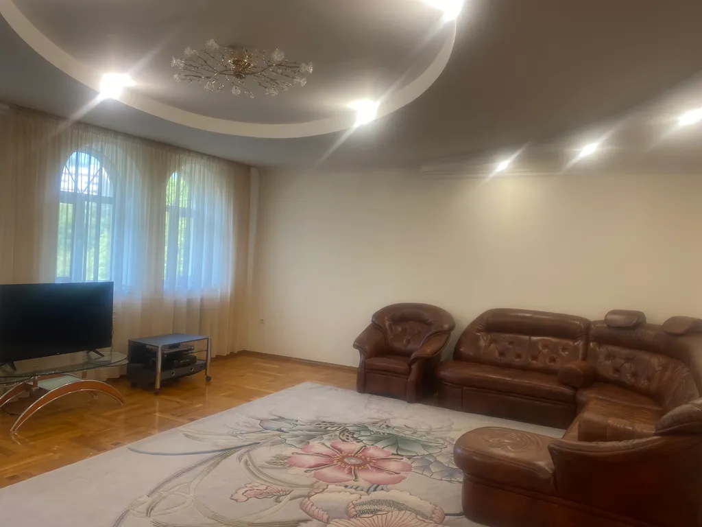 Коттедж Отдельный большой дом в курортной зоне, с беседкой и мангалом. — аренда посуточно в Кисловодск