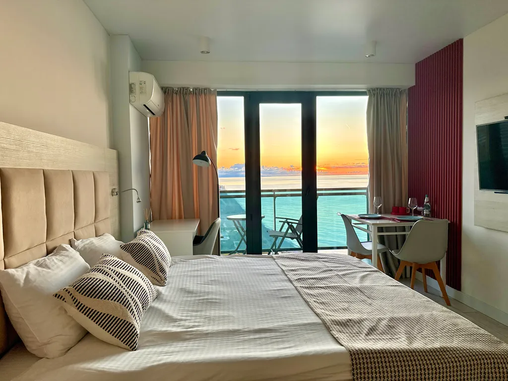 Солнечная студия на берегу моря