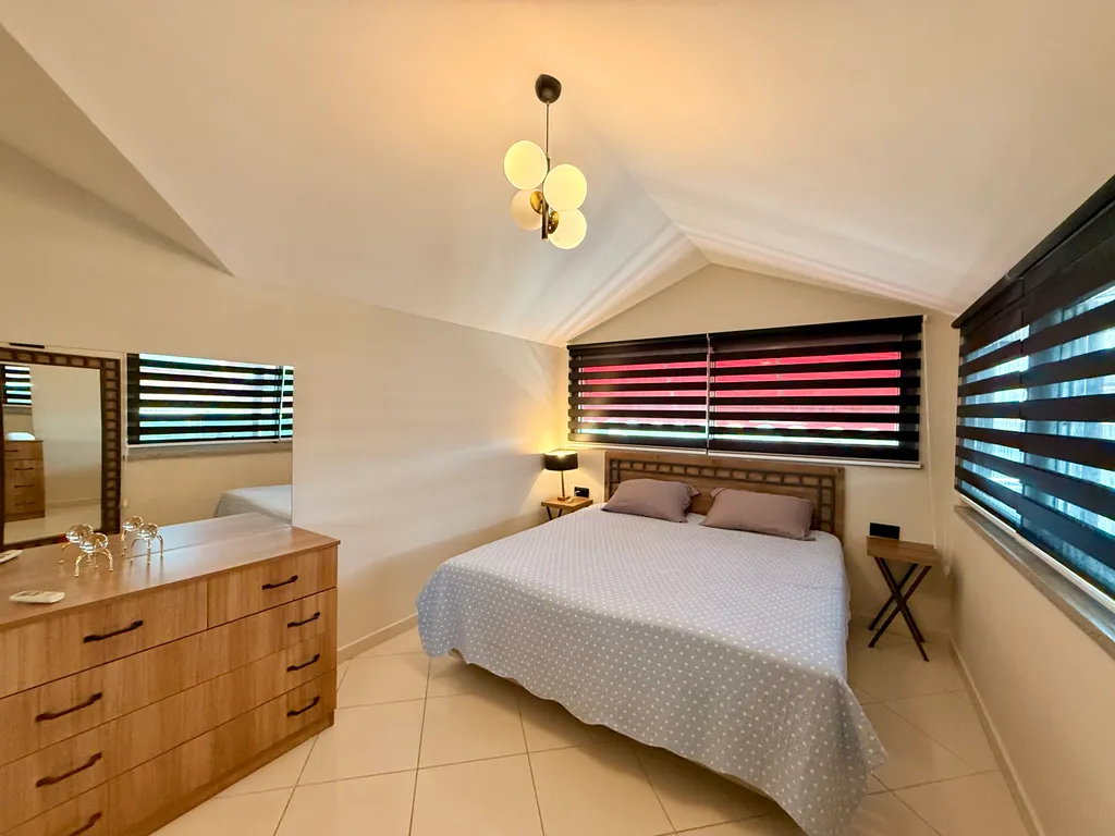 Двухуровневые апартаменты с видом на море и горы