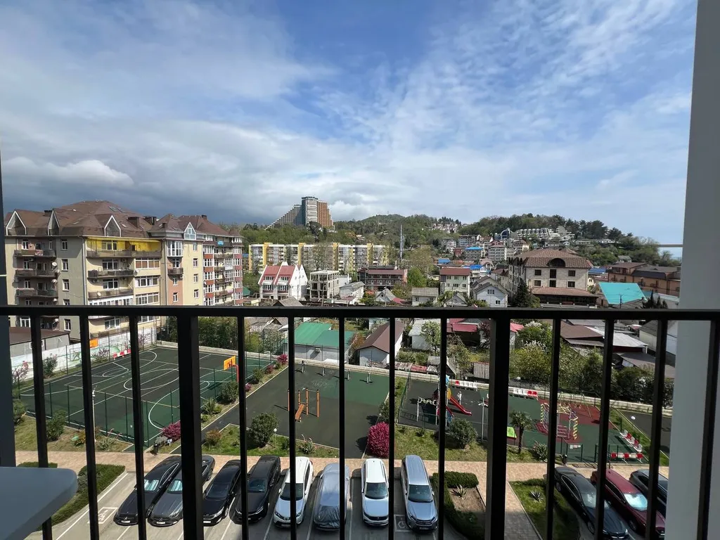 Апартамент с просторной спальней и выделенной кухонной зоной