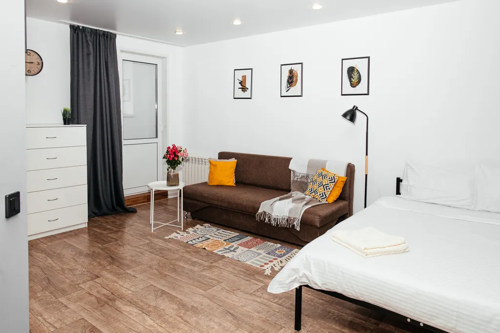 У железнодорожного вокзала