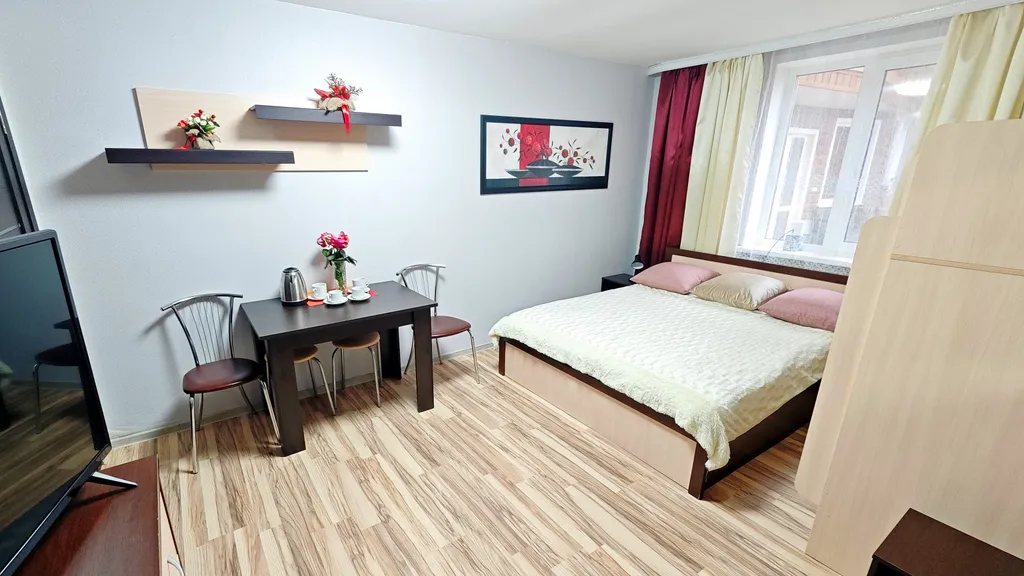 Белая студия стандарт с кухней и ванной комнатой